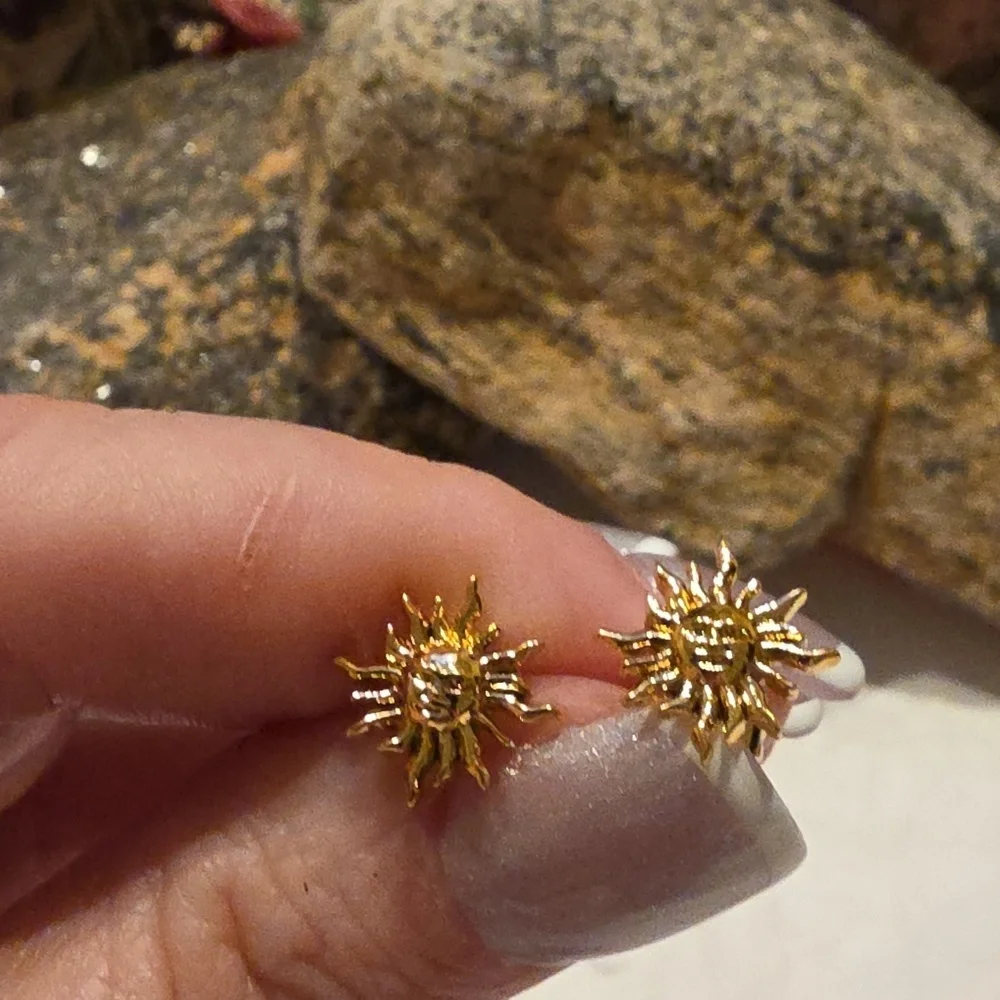 New Gold Ss Petite Sol Stud Earrings Sun